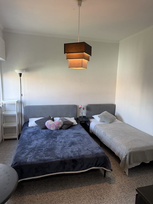 Quarto disponivel mobiliado no centro da Moita p casal c filho ou familiares