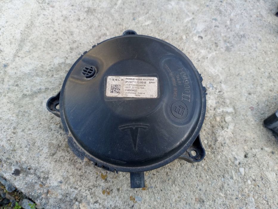 Бумбокс, динамік пішохода  Tesla model Y/3