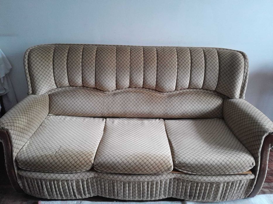 Vendo sofá   antigo com muito uso.