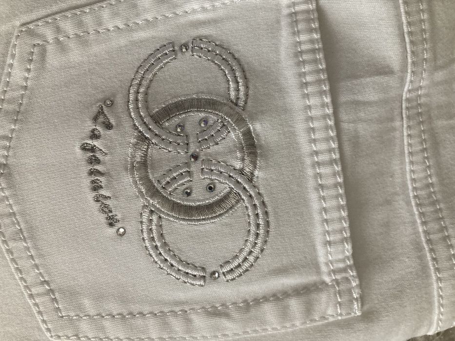 Białe spodnie bawełniane