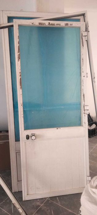 Doa-se Portas em alumínio e vidros para montras várias medidas