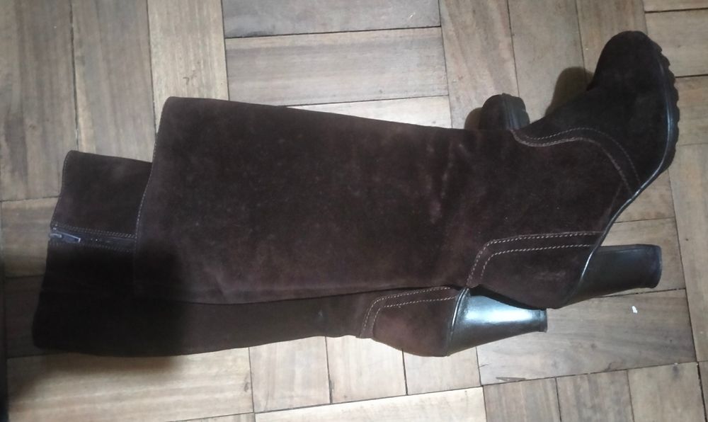 Botas Castanhas de Camurça Novas