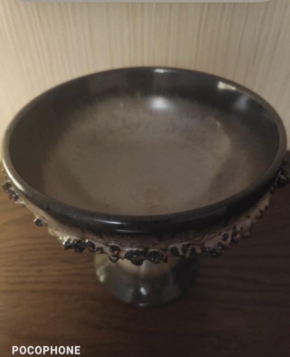 Naczynie postument z lawy.