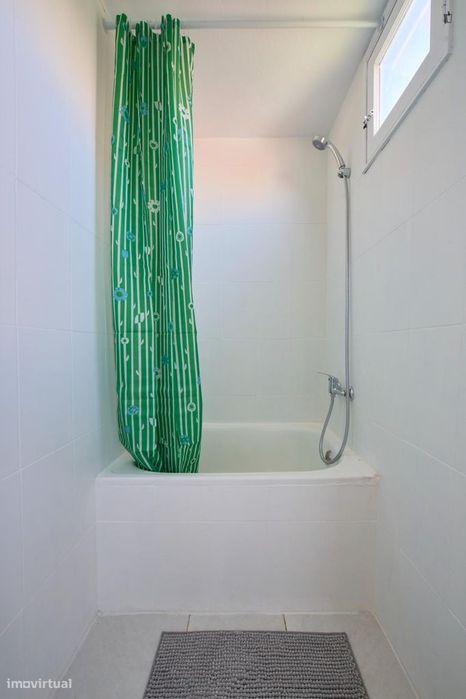 Quarto - localizado em São Bento Lisbon