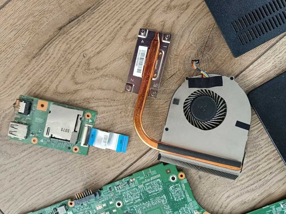 Продаю ноутбук Lenovo B590 по запчастям