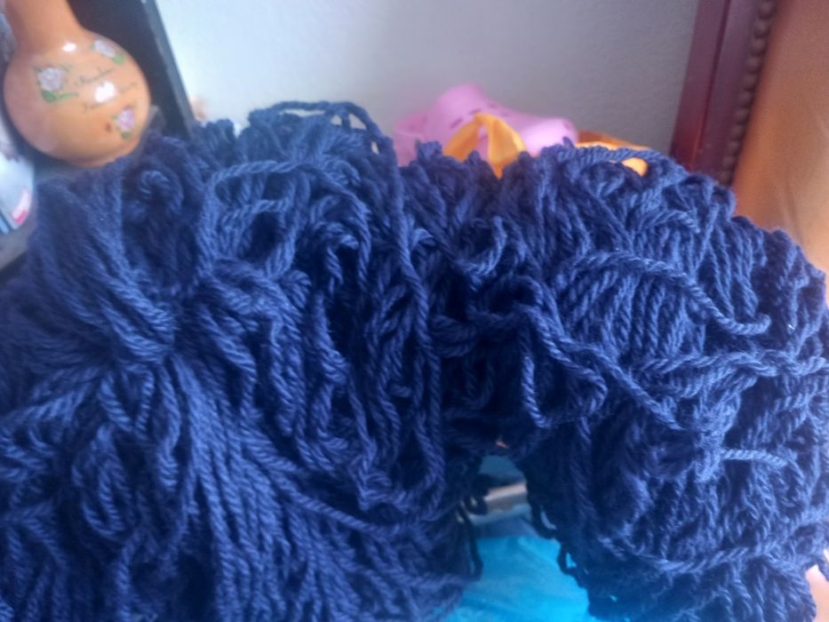 Várias meadas e tipos de lã , cada meada pesa 250 g +/- a 2,50 € e 3 €