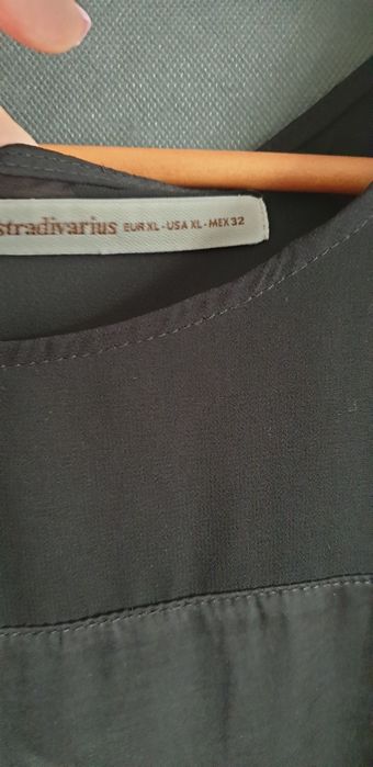 Blusa preta acetinada