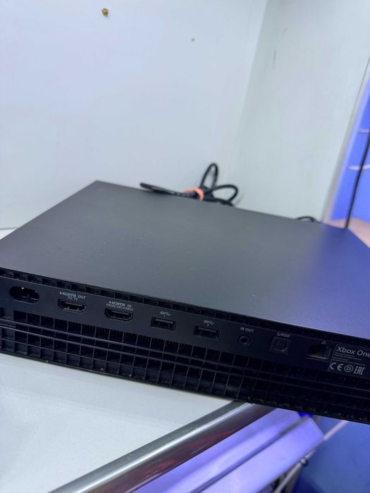 konsola Xbox One X 1tb + 2 gry gta 5 fifa 18 zestaw super stan