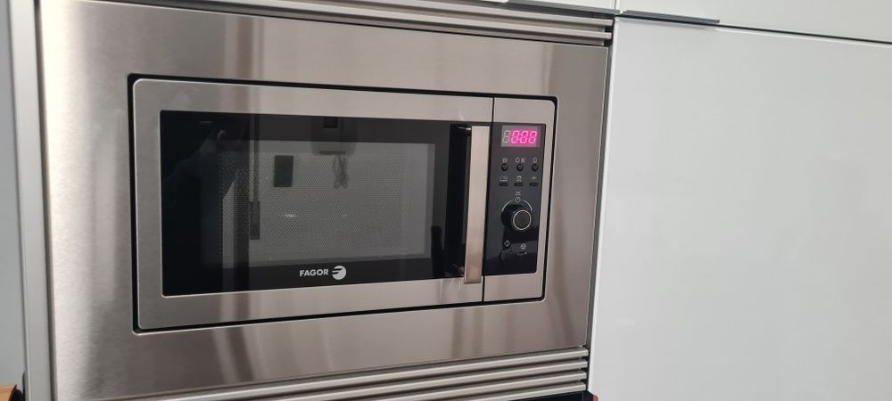 Cozinha completa com eletrodomésticos