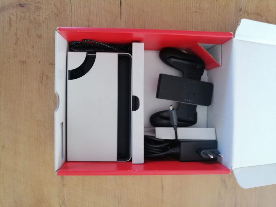Nintendo Switch OLED + 4 gry