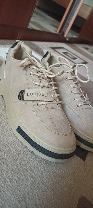 Чоловіче взуття 43 розмір на етикетці, 27 см устілка