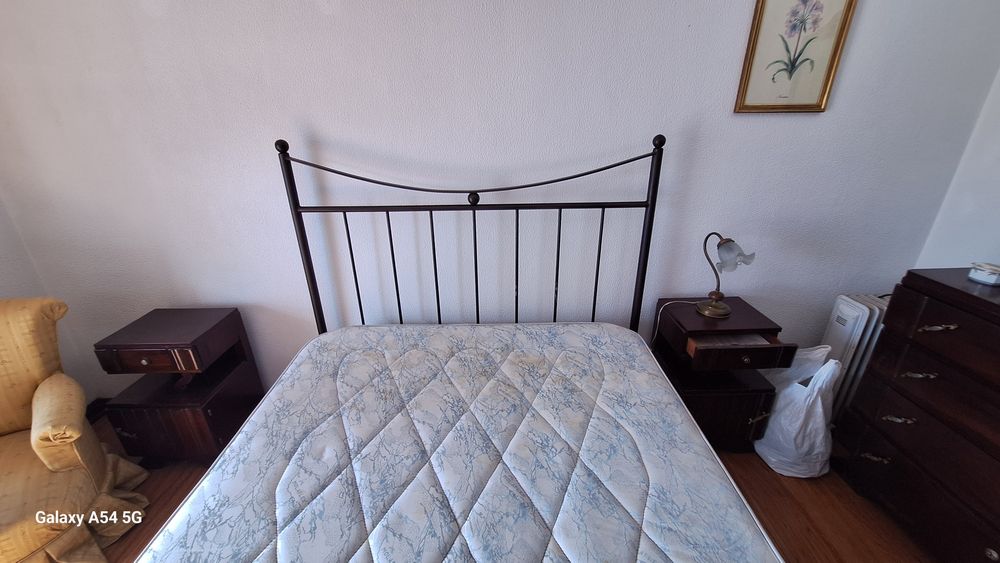 Cama de ferro com estrado