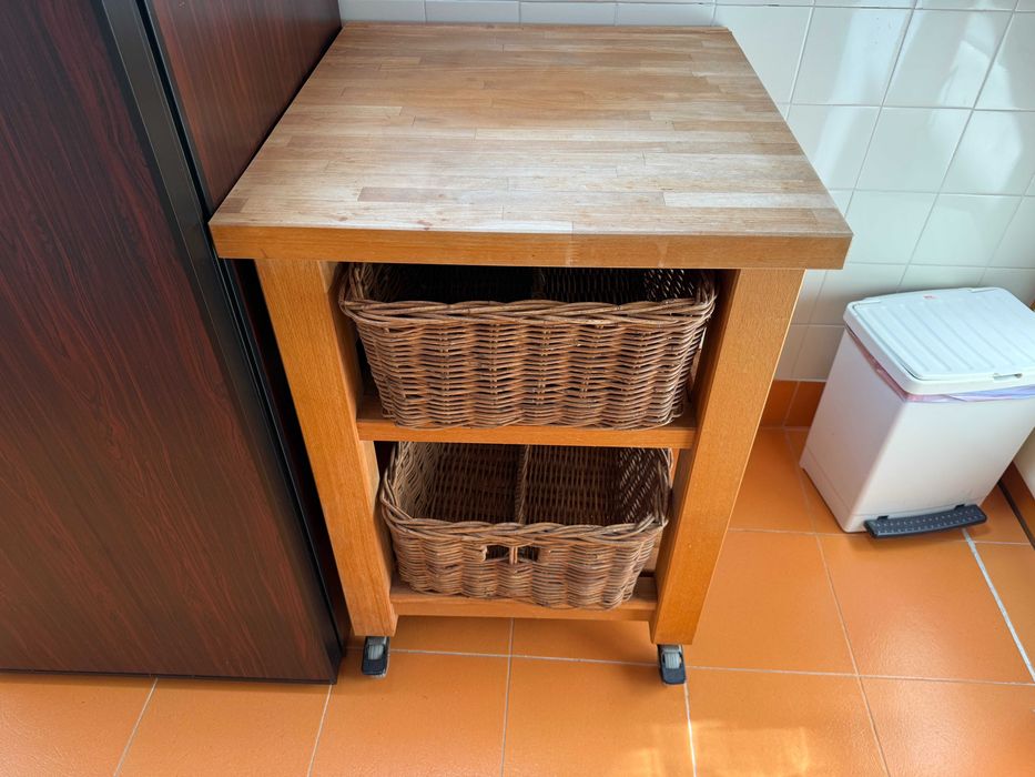 Mesa de apoio em madeira com rodas e cestos