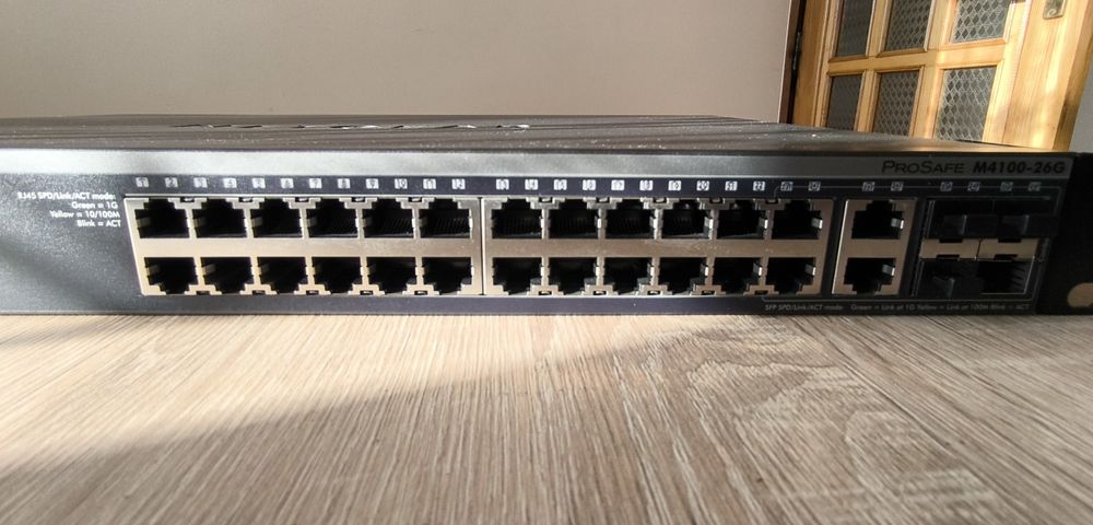 Zarządzalny przełącznik sieciowy, switch Netgear ProSafe M4100-26G.