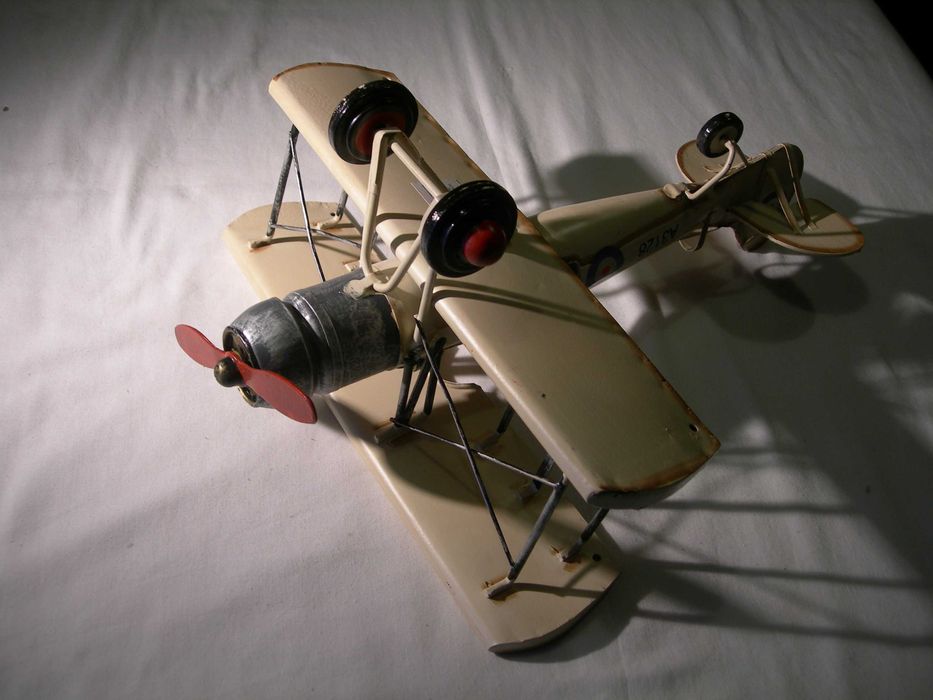 Avião de chapa. Brinquedo artesanal .