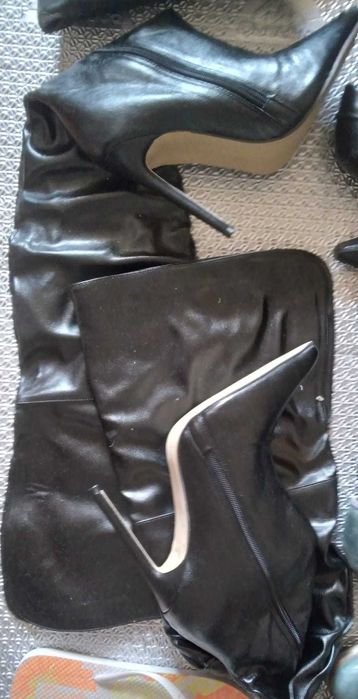 Botas de Cano Alto em Pele Preta | Salto Alto Fino | Elegantes