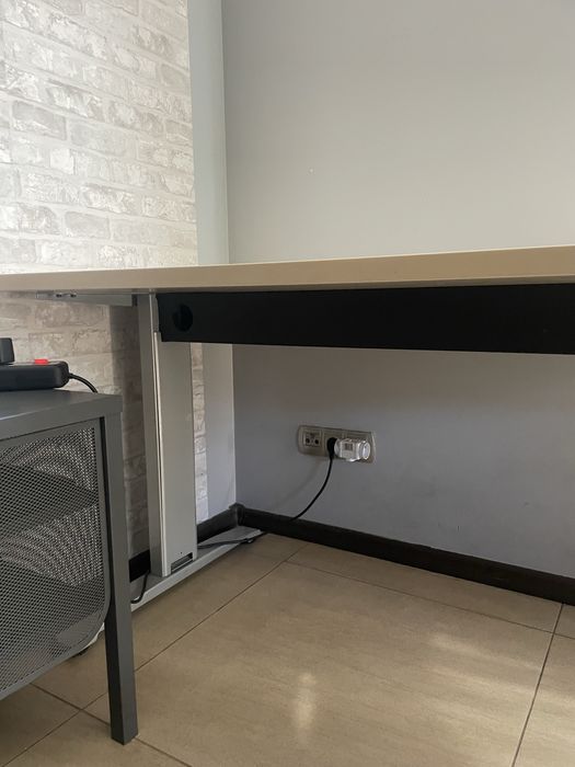 Biurko z maskownicami na kable