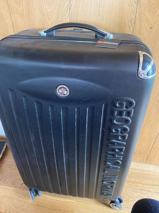 Wzmacniana po bokachwalizka na kółkach, z elegancka wysciolka w srodku