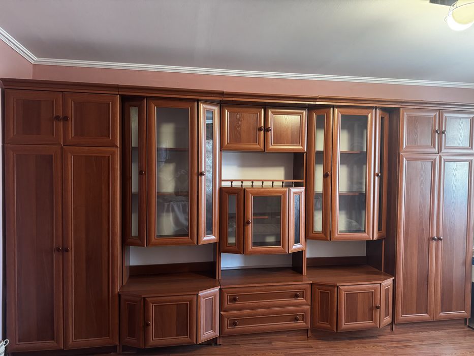 Меблева стінка у вітальню