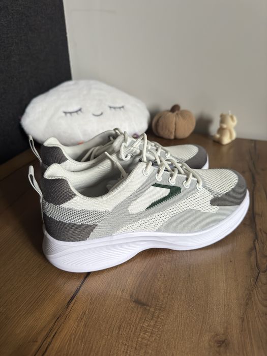 Кросівки жіночі