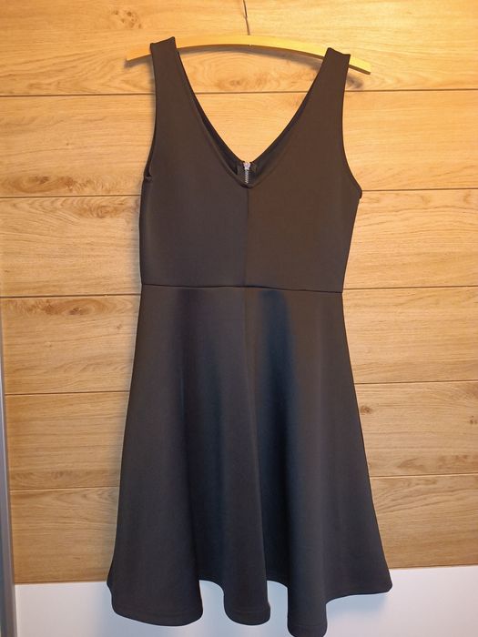 czarna sukienka na ramiączkach