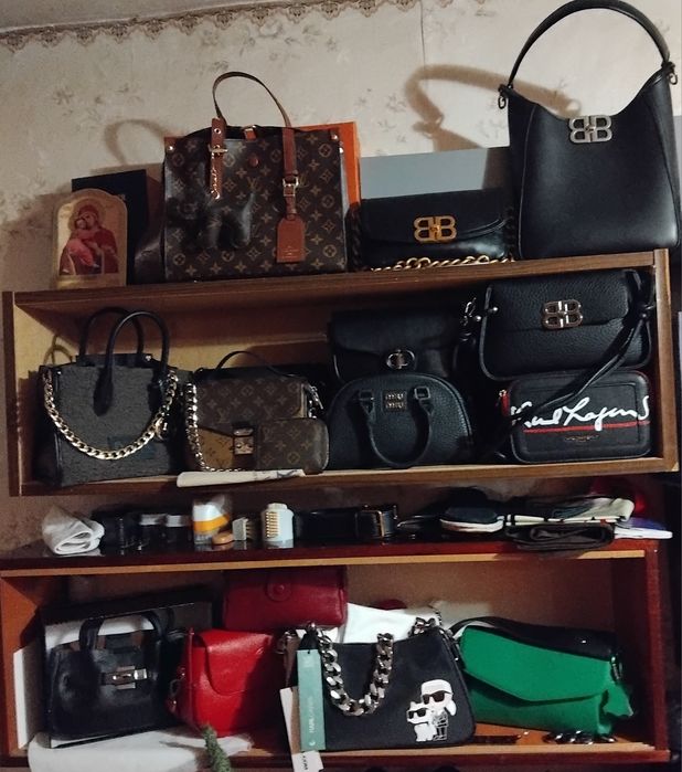 Взуття,сумки,і багато всього..