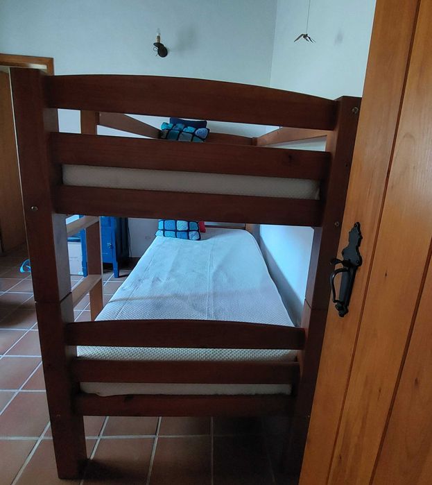 Beliche madeira maciça com estrados e colchões