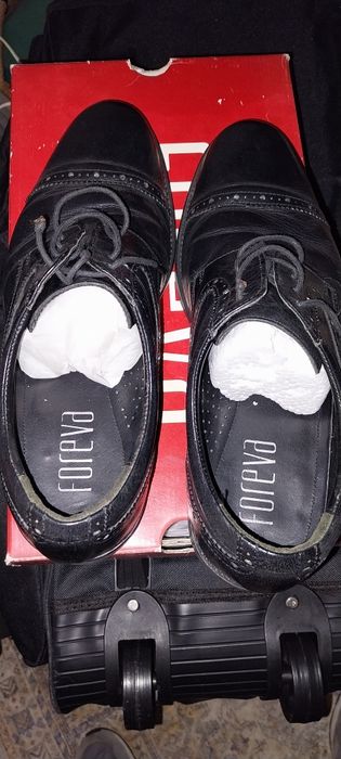 Sapatos em pele novos n.41
