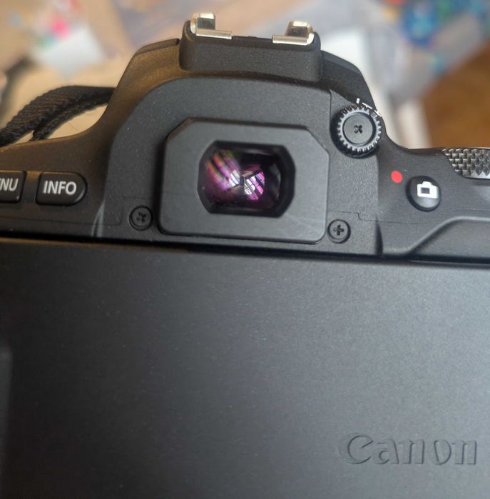 Canon EOS 200D + lente kit + acessórios — excelente estado