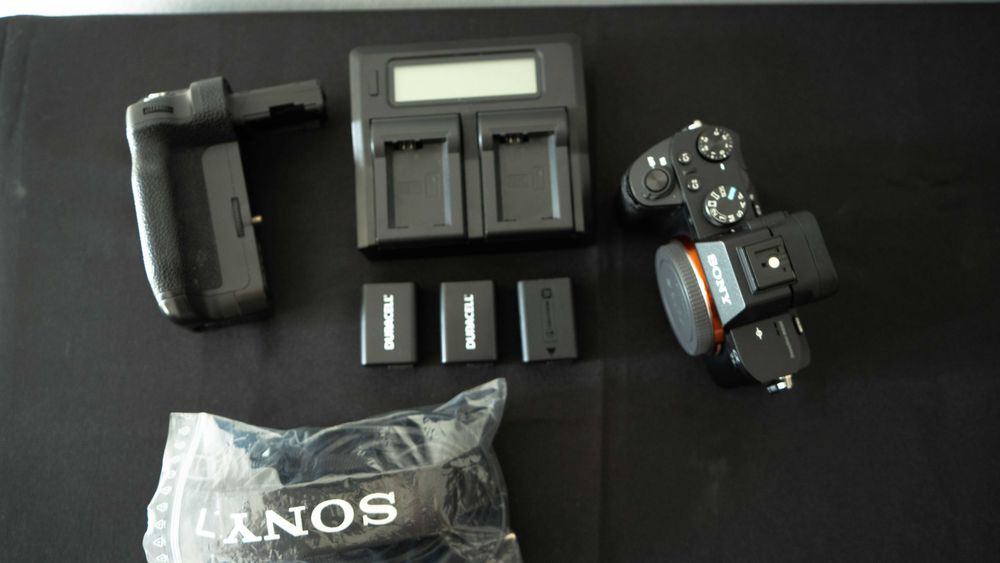 Sony A7II (Corpo) + Grip + 3 Baterias + carregador duplo + alça