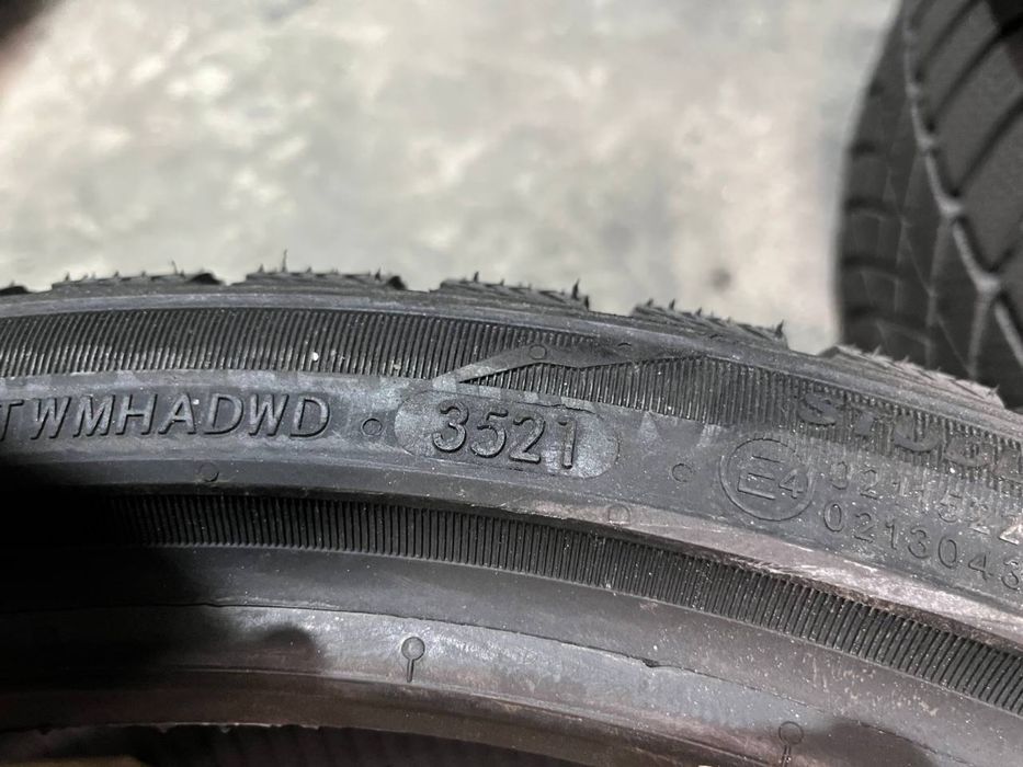Пара нової зимової гуми 235/35/19