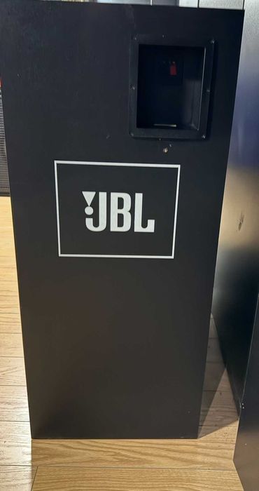 Duas colunas JBL profissionais