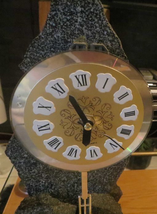 Relógio analógico  mostrador numeração, em escultura esculpida granito