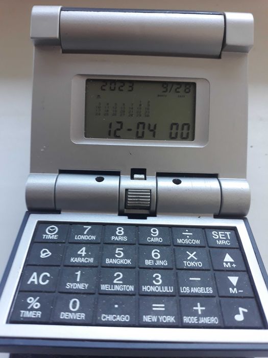 Настольные часы-будильник-калькулятор