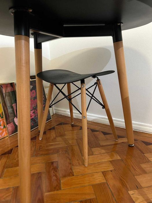 Mesa de refeições (até 5 pessoas) + 2 bancos