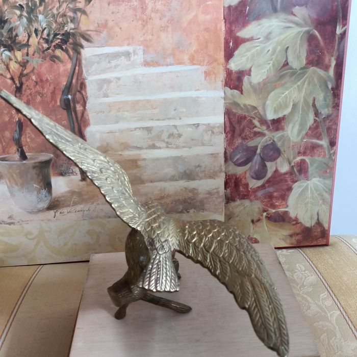 Zabytkowa rzezba,figura Orła na gałęzi z mosiądzu.