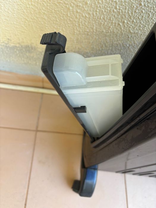 Aquecedor elétrico com reservatório de água