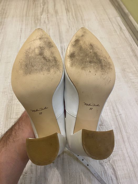 Шкіряні туфлі на каблуку білі