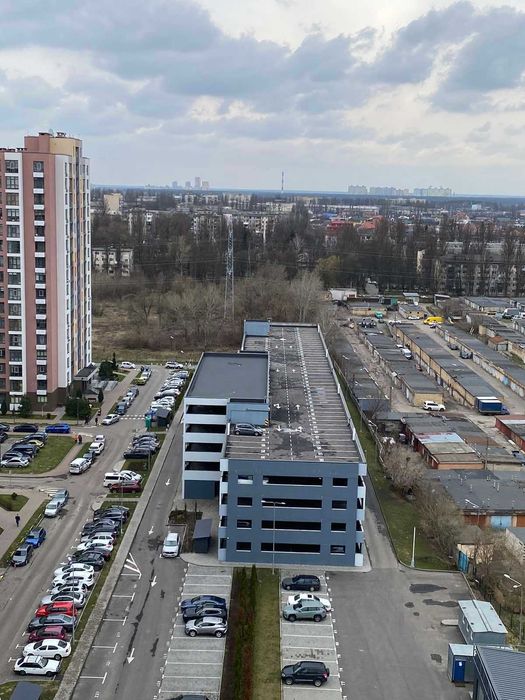 Відкриті машиномісця на 5-му рівні наземного паркінгу в ЖК Місто Квітів. Без комісії.