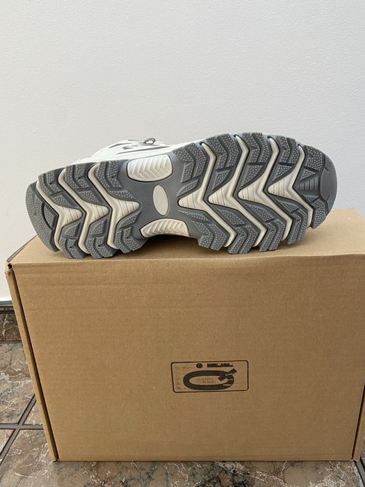 Nowe  buty  trekkingowe  damskie/mlodziezowe  rozmiar  41 .