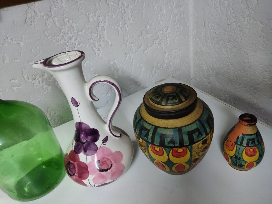 Peças decorativas em cerâmica e vidro