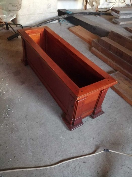 Vende-se floreira em madeira de cerejeira