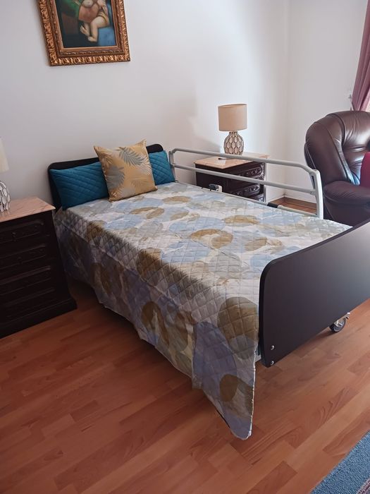 Cama Articulada Elétrica Médica / Hospitalar com Comando e Colchão Impermeável