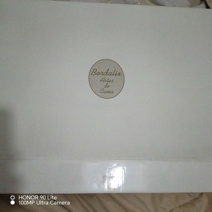 Conjunto de cama de casal com 2 fronhas e por estrear, cor beje e bordado lindíssimo. 20 euros