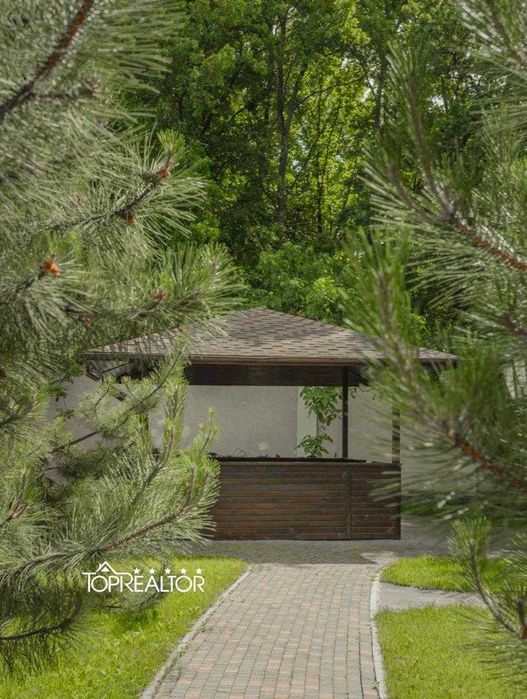 Сучасний заміський котедж із басейном у селищі Високий