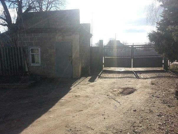 Будівлі вільного призначення на огороженій території.