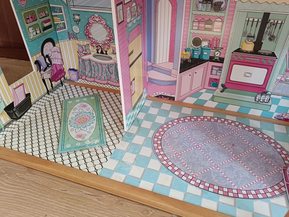 Drewniany domek dla lalek