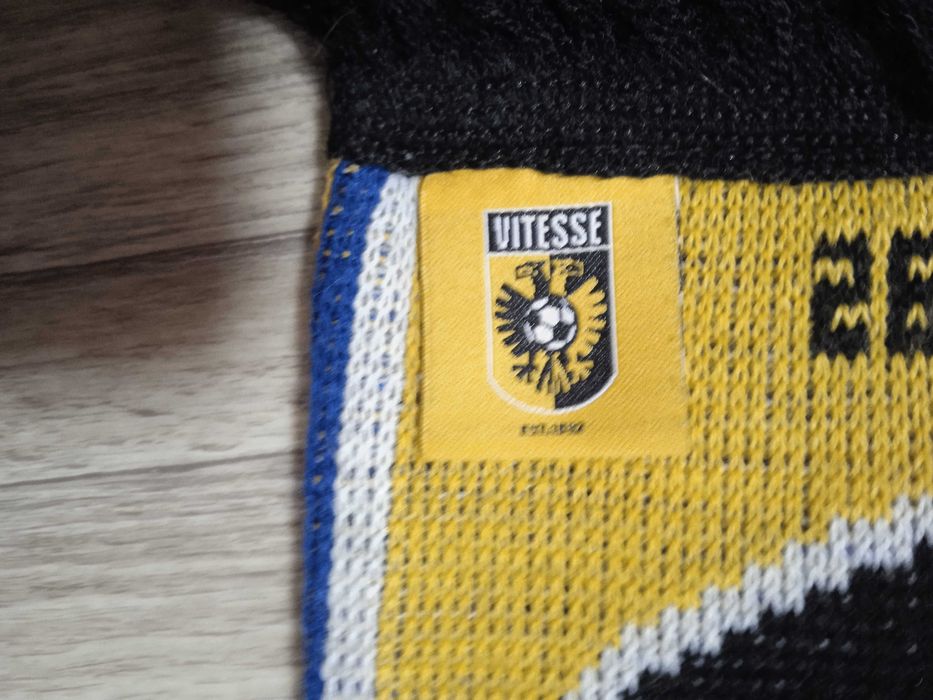 Шарф фанатов ФК  «Вите́сс» (Stichting Betaald Voetbal Vitesse)