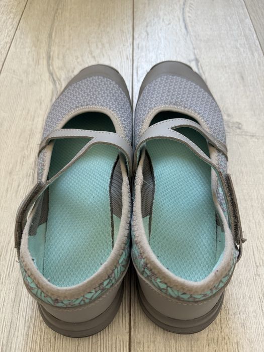 Sapatos cinza novos