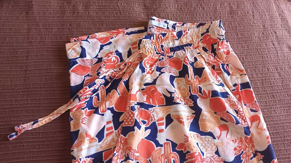 Pantalonas em laranja e azul